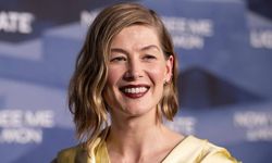 Rosamund Pike'tan tiyatroda telefon sitemi