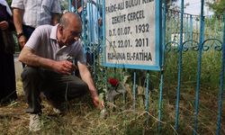 33 yıllık tutsaklıktan sonra anne ve babasının mezarlarına