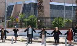İzmir'de Hukukçulardan adliyede ‘adalet’ zinciri eylemi