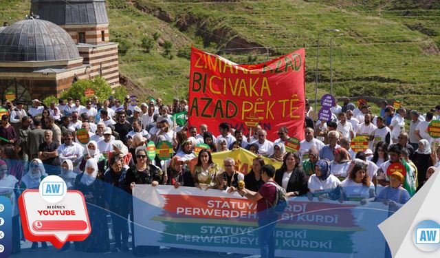Ji bo statû û perwerdehiya Kurdî meşiyan Tirba Ehmedê Xanî