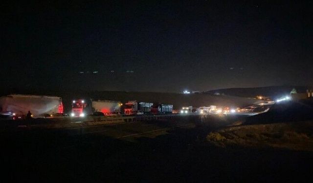 Elektrikleri kesilen köylüler yolu trafiğe kapattı