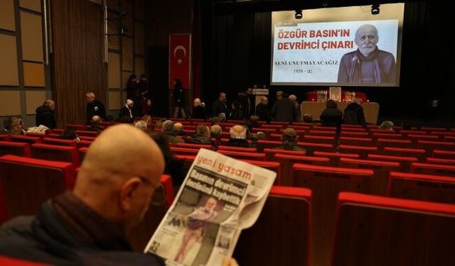 Aykol’un cenazesi meslektaşları tarafından törenin yapılacağı salona getirildi