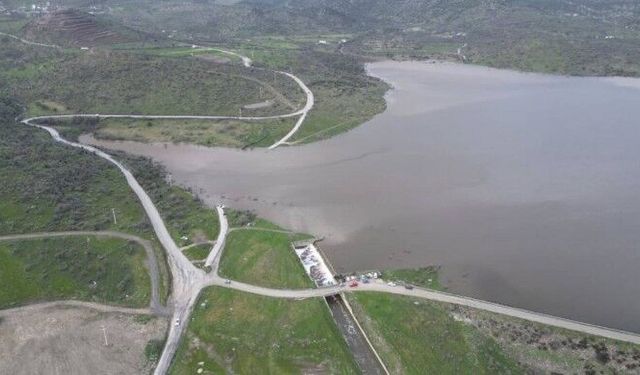 Ege'de sağanak: Seralar sel altında kaldı, baraj taştı