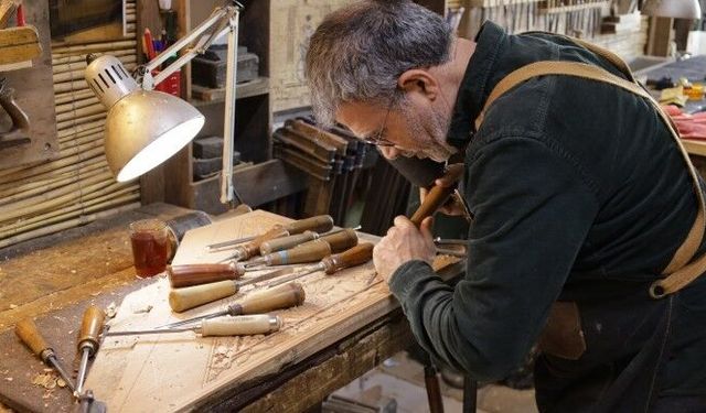 43 yıldır ahşap oyan Güler birikimini gençlere aktarıyor