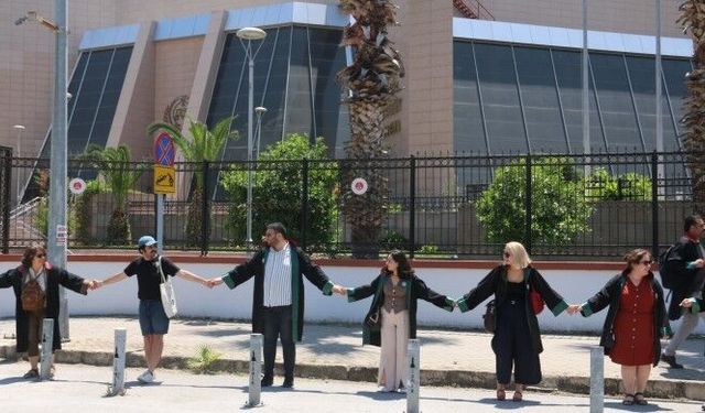 İzmir'de Hukukçulardan adliyede ‘adalet’ zinciri eylemi
