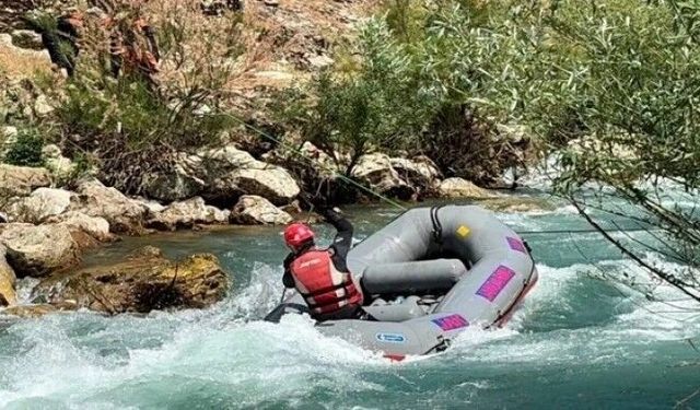 Mutki'de akıntıya kapılan bir çocuk yaşamını yitirdi, 1’i kayıp