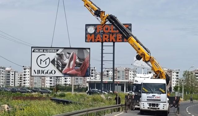 Kent estetiğini bozan reklam yapıları kaldırılıyor