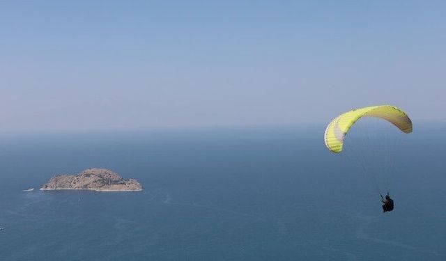 Gevaş’ta Festival Gökyüzünü Renklendirdi