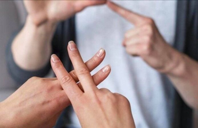 İşitme engelliler her alanda iletişim engeliyle karşı karşıya