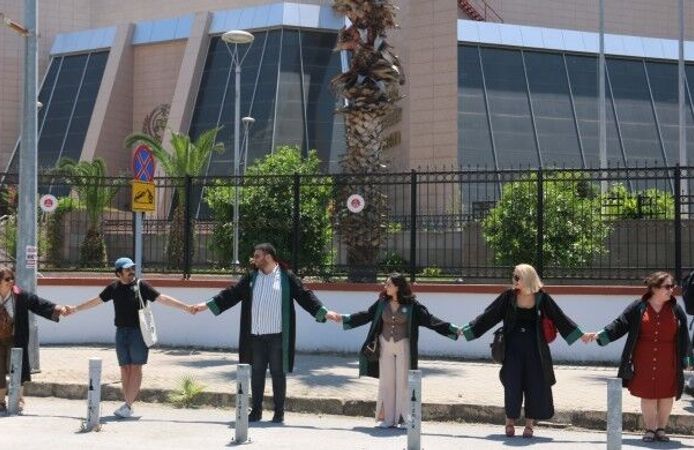 İzmir'de Hukukçulardan adliyede ‘adalet’ zinciri eylemi