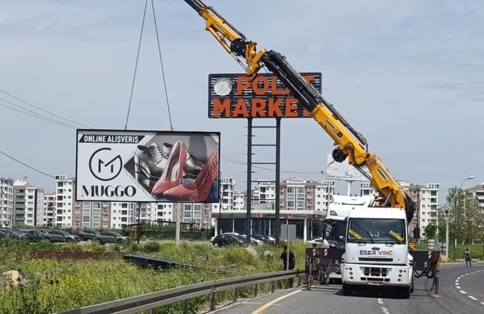 Kent estetiğini bozan reklam yapıları kaldırılıyor