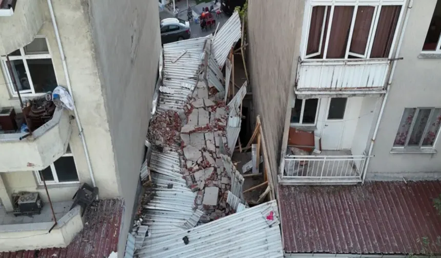 Balıkesir'de 6.1'lik deprem: Yıkılan binalar görüntülendi