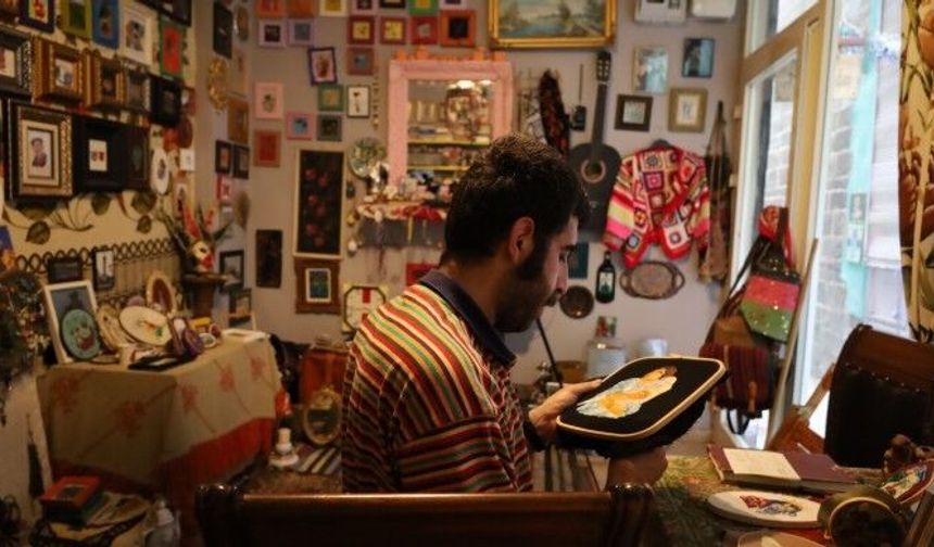 Rêzan Helbest İğne ve iplikle hafızayı tuvale işliyor