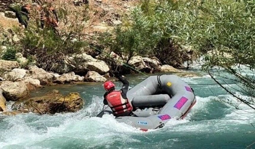 Mutki'de akıntıya kapılan bir çocuk yaşamını yitirdi, 1’i kayıp