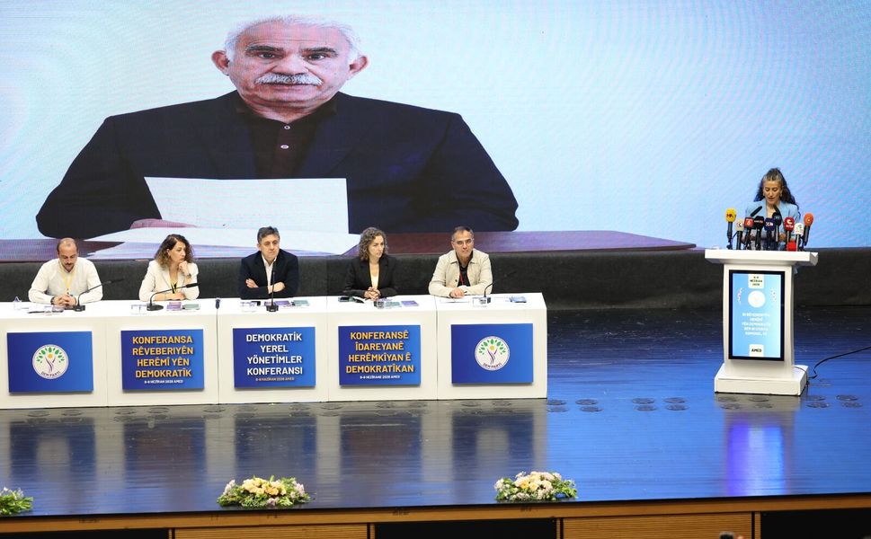 "Devlet makro düşünür ve yaklaşır, komün ise mikro çözümler üretir "