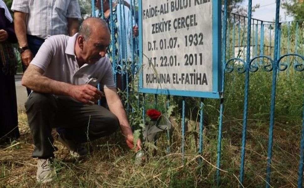33 yıllık tutsaklıktan sonra anne ve babasının mezarına