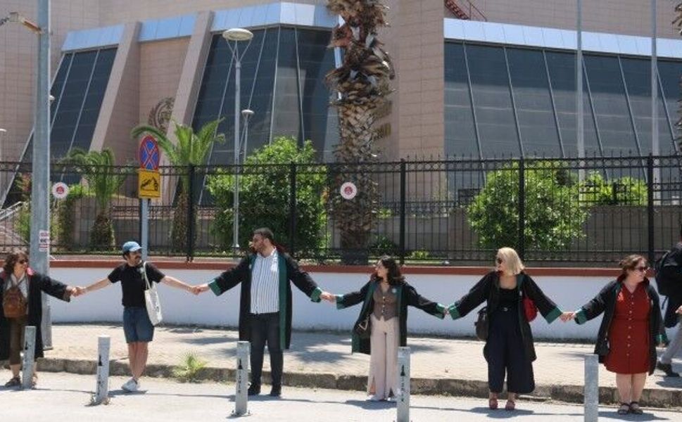 İzmir'de Hukukçulardan adliyede ‘adalet’ zinciri eylemi