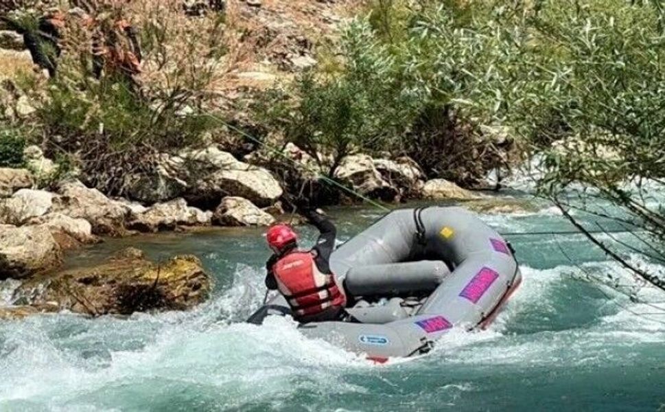Mutki'de akıntıya kapılan bir çocuk yaşamını yitirdi, 1’i kayıp