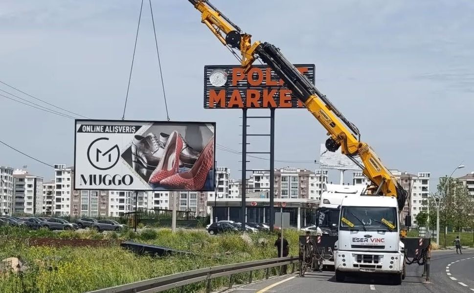 Kent estetiğini bozan reklam yapıları kaldırılıyor