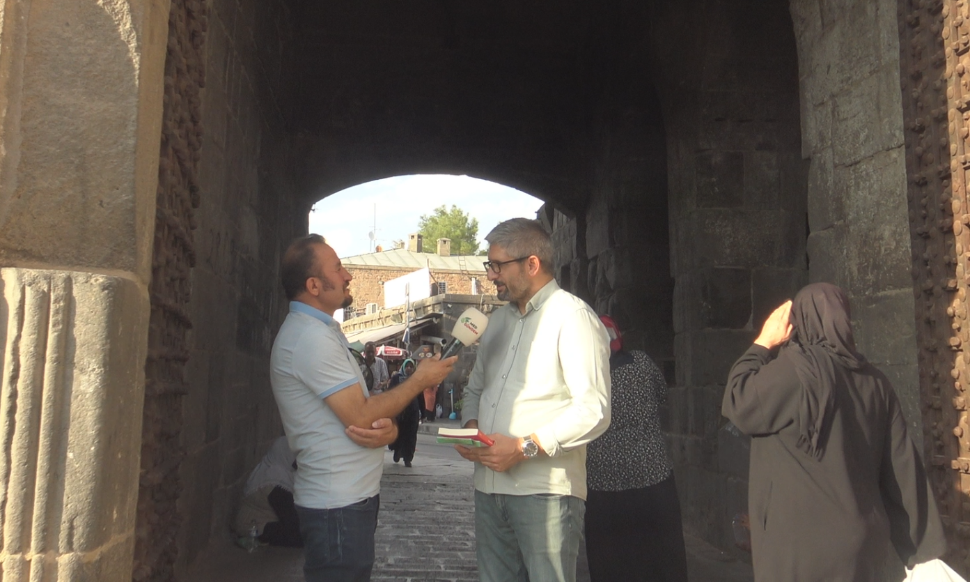 Gazeteci Hamza Özkan /Akademisyen ve yazar İsmet Konak