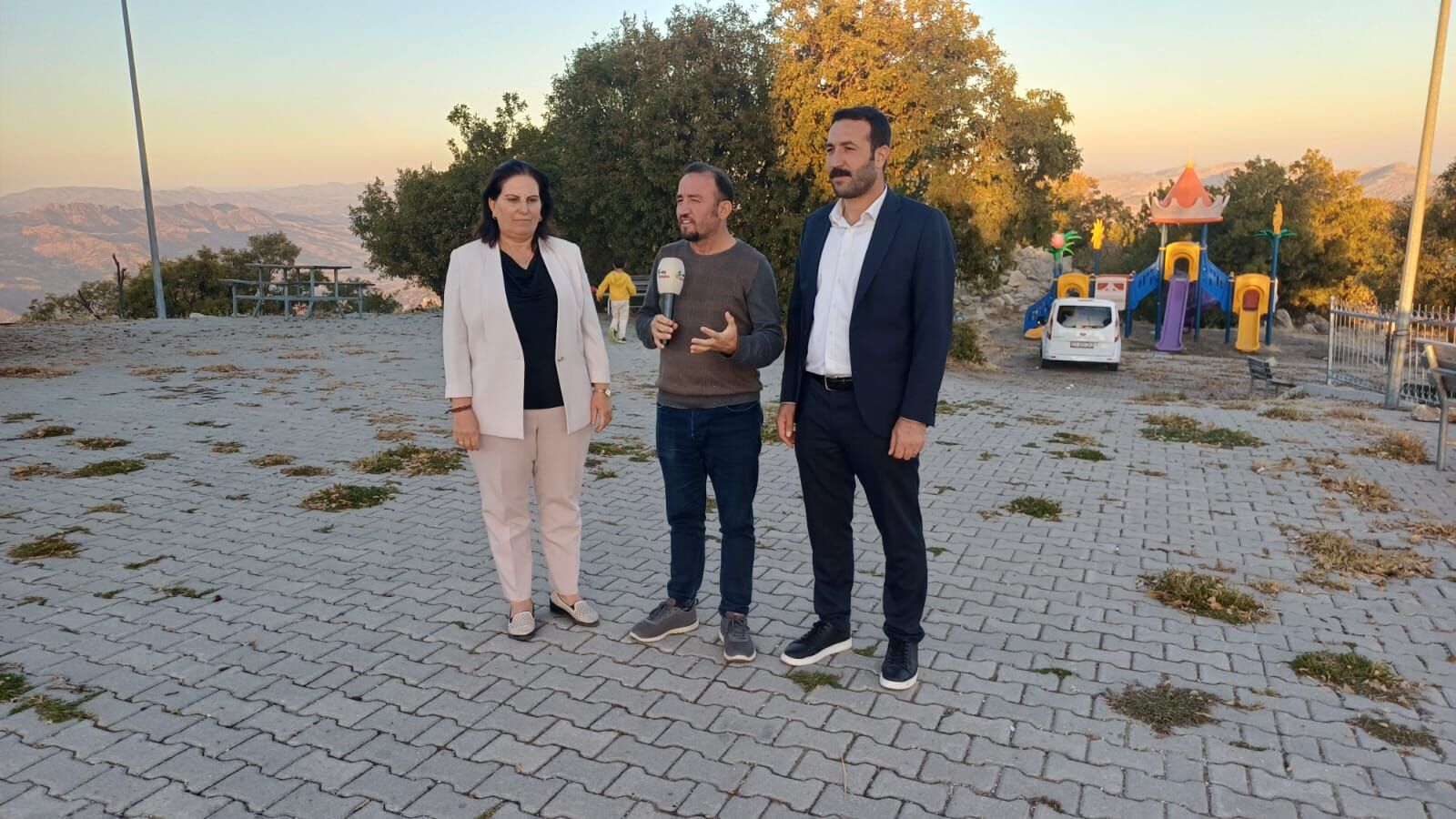 Hani Belediyesi Eş Başkanları Besile Narin ve Hamdullah Demir, gazeteci Hamza Özkan